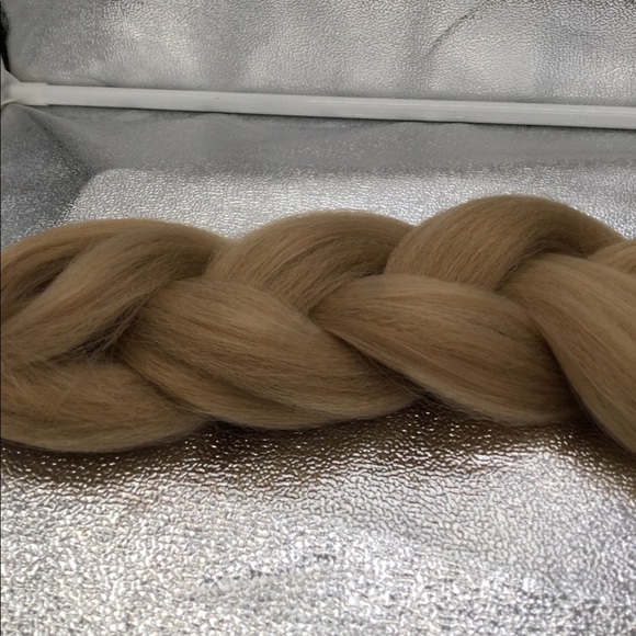 Synthetic braid blond 22” Final cut - Picture 7 of 7